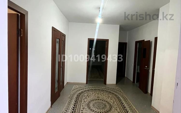 3-комнатная квартира · 77 м² · 11/12 этаж, 33-й мкр 6 за 130 000 〒 в Актау — фото 2