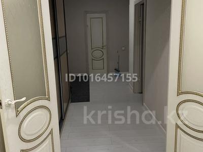 2-комнатная квартира · 63 м² · 2/17 этаж, мкр Юго-Восток, Шахтеров 52 а — Напротив с/м Корзина по Шахтеров за 270 000 ₸ в Караганде, Казыбек би р-н