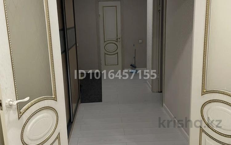 2-комнатная квартира · 63 м² · 2/17 этаж, мкр Юго-Восток, Шахтеров 52 а — Напротив с/м Корзина по Шахтеров за 270 000 ₸ в Караганде, Казыбек би р-н — фото 2
