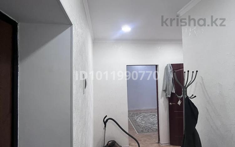 1-комнатная квартира · 40.3 м² · 1/4 этаж, 1-й мкр. 36 за 12.5 млн 〒 в Актобе — фото 2