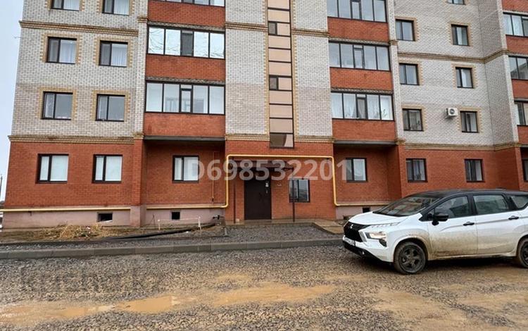 2-бөлмелі пәтер · 77 м² · 5/5 қабат, мкр. Алтын орда, Мкр. Батыс-2, участок №339 — Миллениум 339, бағасы: 26 млн ₸ в Актобе — фото 2