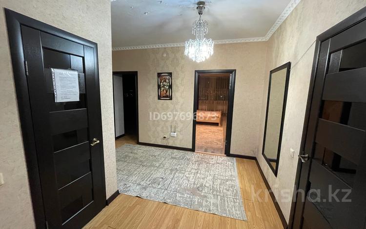 2-комнатная квартира · 90 м² · 25/25 этаж, мкр 11 112а за 20 000 〒 в Актобе — фото 12