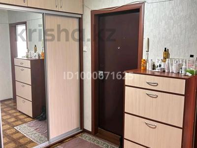 4-комнатная квартира · 81 м² · 3/6 этаж, Больничная, 6 мкр 26 за 16.5 млн 〒 в Лисаковске