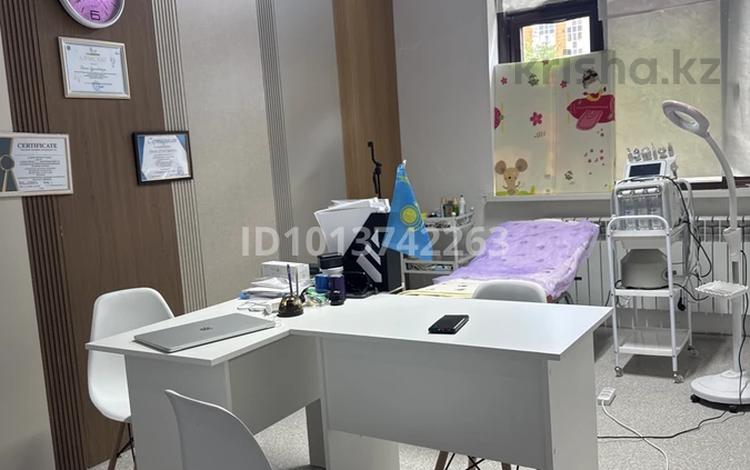 Офисы, салоны красоты, кабинеты и рабочие места, студии · 25 м² за 150 000 ₸ в Астане, Сарайшык р-н — фото 2