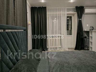 1-бөлмелі пәтер · 32.7 м² · 4/4 қабат · сағатына, Назарбаева 232 — Площадь М. Маметовой, бағасы: 2 500 〒 в Уральске, мкр Школьник