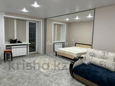 1-комнатная квартира · 39 м² · 4/5 этаж, Жукова 13 — Остановка Сокол вокзал за 13 000 ₸ в Уральске, мкр Школьник