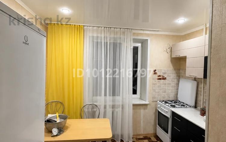 1-комнатная квартира · 36 м², мкр 4 4 за 130 000 ₸ в Уральске — фото 2