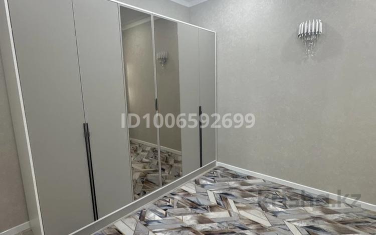 2-комнатная квартира · 104 м² · 4/10 этаж, мкр Сары Арка, Кулманова 35 за 500 000 ₸ в Атырау — фото 2