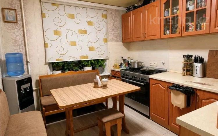 3-бөлмелі пәтер · 65 м² · 1/5 қабат, 22-шағынаудан, Пришахтинск, 22й микрорайон — школа 32, спорт.клуб Атлант, бағасы: 16.5 млн ₸ в Караганде, Алихана Бокейханова р-н — фото 2