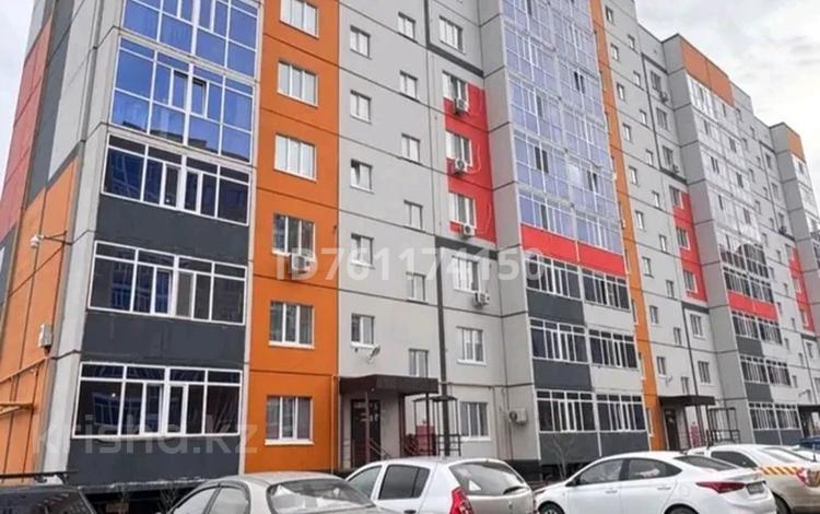 3-комнатная квартира · 100 м² · 7/9 этаж, мкр Жулдыз, Самал — Находится возле спортивного комплекса Жайык арена за 35 млн ₸ в Уральске — фото 14