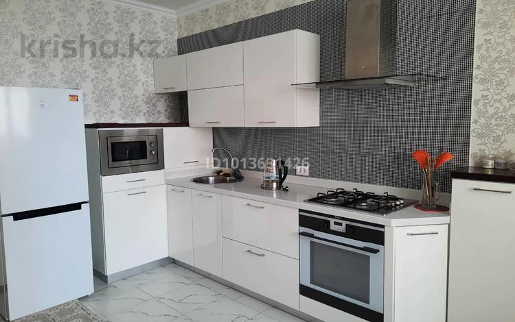 3-комнатная квартира · 107.7 м² · 2/5 этаж, Молдагуловой 56дк1 — Золотой квартал за 280 000 ₸ в Актобе — фото 2