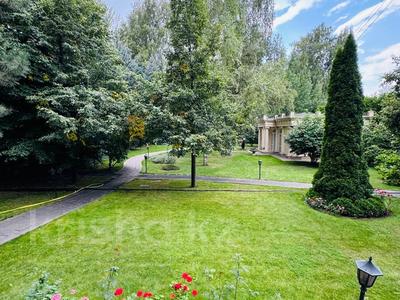 Отдельный дом · 7 комнат · 903.7 м² · 23.93 сот., Достык за 5.5 млрд 〒 в Алматы, Медеуский р-н