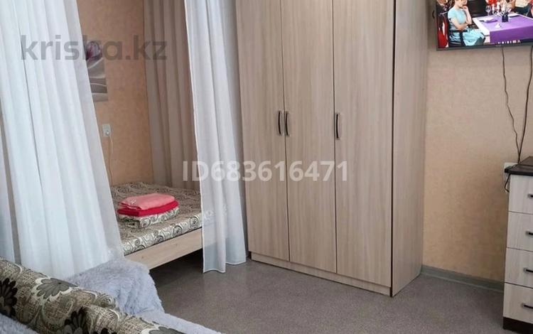 1-комнатная квартира, 32 м², 9/9 этаж посуточно, Сатпаева 11 за 8 000 〒 в Павлодаре — фото 2