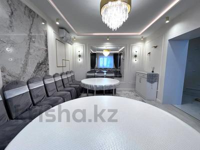 Отдельный дом · 6 комнат · 220 м² · 10 сот., мкр Кунгей , ул. Иглик би 16 за 89.9 млн ₸ в Караганде, Казыбек би р-н