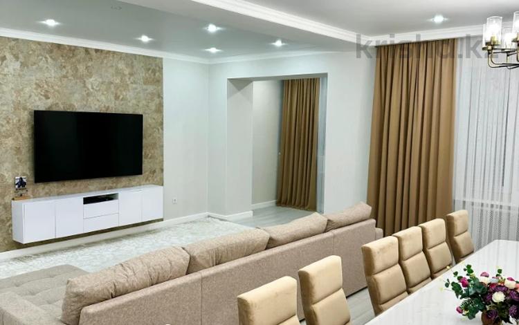 4-комнатная квартира · 170 м² · 4/10 этаж, мкр. Алтын орда, Алии Молдагуловой за 79.6 млн ₸ в Актобе — фото 2