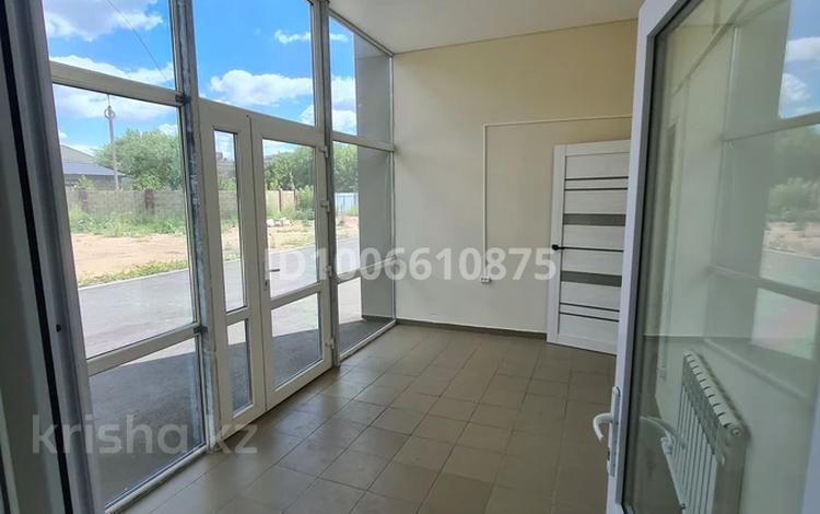 Свободное назначение, офисы, магазины и бутики, склады, общепит, салоны красоты, медцентры и аптеки, образование, развлечения, конференц-залы, кабинеты и рабочие места, студии · 700 м² за 850 000 〒 в Караганде, Казыбек би р-н — фото 2