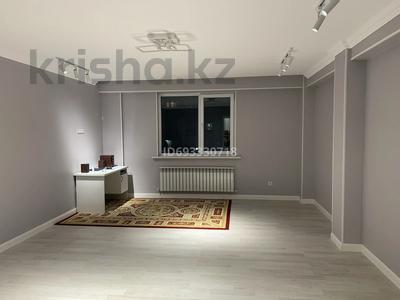 2-комнатная квартира, 60 м², 2/10 этаж помесячно, Мкр Аксай, Б. Момышулы 25 за 250 000 〒 в Алматы, Ауэзовский р-н