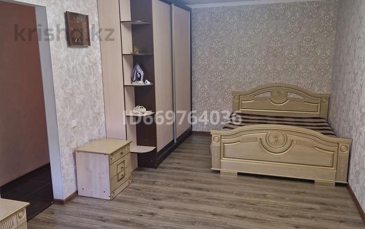 1-комнатная квартира · 30 м² · 2/5 этаж, мкр Центральный, Азаттык 62 за 8 000 ₸ в Атырау — фото 7