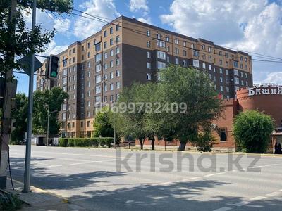 3-комнатная квартира · 126 м² · 5/10 этаж, мкр Строитель, Абулхаирхана 147 — Магазин Турист за 38 млн 〒 в Уральске