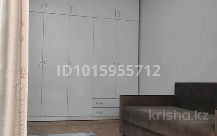 2-бөлмелі пәтер · 42 м² · 2/5 қабат, Самал-2 ш/а. 46, бағасы: 360 000 ₸ в Алматы, Медеуский р-н — фото 2
