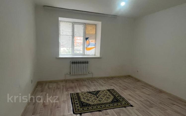 2-комнатная квартира, 59 м², 1/7 этаж, мкр. Алтын орда за 19 млн 〒 в Актобе, мкр. Алтын орда — фото 2