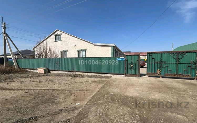 Отдельный дом · 5 комнат · 160 м², мкр Жулдыз-2, 12 1 — Возле баня Ару наз за 500 000 〒 в Атырау — фото 2