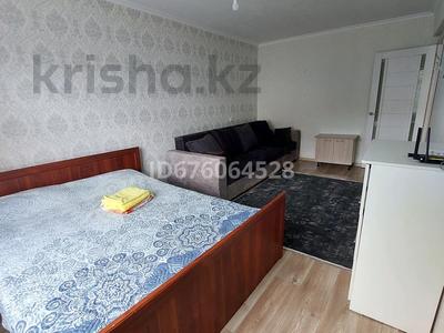 1-комнатная квартира, 35 м², 2/5 этаж посуточно, Утепова 5 за 8 000 〒 в Усть-Каменогорске