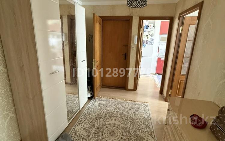 3-комнатная квартира · 65 м² · 5/10 этаж, мкр 8, 101 стрелковая бригада 14 — Рынок Алтай за 23.5 млн ₸ в Актобе — фото 2