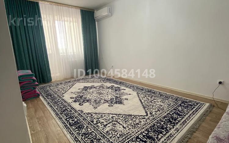 2-бөлмелі пәтер · 66.1 м² · 9/9 қабат, мкр. Алтын орда, Мкр. Батыс-2 — Дару клиника Анвар супермаркет Білім гимназия Дина гипермаркет Летная училище, бағасы: 23.5 млн ₸ в Актобе — фото 2