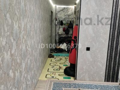 3-комнатная квартира · 56 м² · 1/5 этаж, Майкудук, Майкудук, 12й микрорайон 33 за 22 млн ₸ в Караганде, Алихана Бокейханова р-н