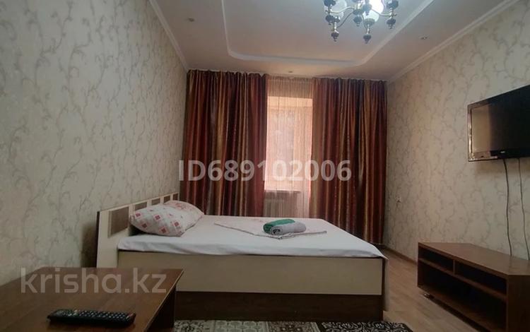 2-бөлмелі пәтер, 50 м², 2/5 қабат тәулігіне, Казыбек би 120 — Угол улицы Абая, бағасы: 9 000 〒 в Таразе — фото 2