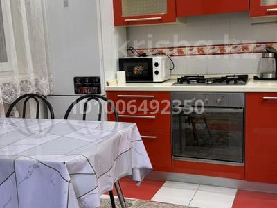 3-комнатная квартира · 65 м² · 1/5 этаж, 2 микр 1а — 1000 мел по Ауезова, до Розы за 250 000 〒 в Семее