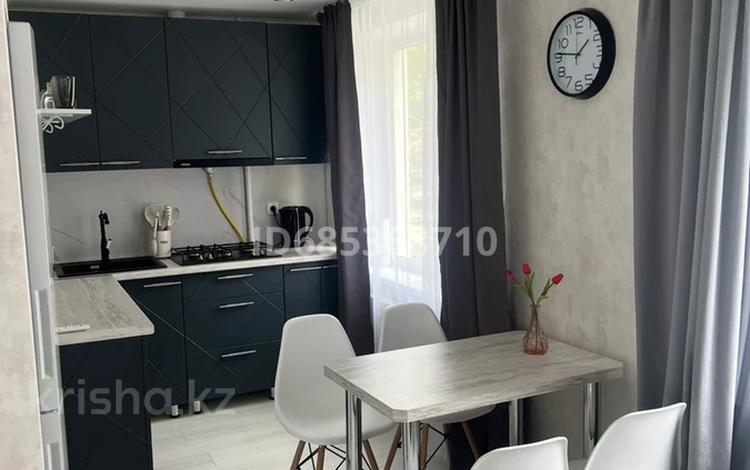 1-комнатная квартира, 43 м², 2 этаж посуточно, 5 мкр 19 за 10 000 〒 в Лисаковске — фото 6
