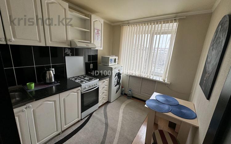 1-комнатная квартира · 40 м² · 5/5 этаж, Кердери 137 — проспект абая, ул курмангазы. школьник. универмаг за 2 500 ₸ в Уральске, мкр Школьник — фото 2