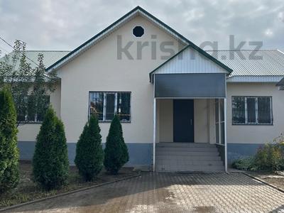 Отдельный дом · 4 комнаты · 130 м² · 6 сот., Қонаев 293 — 19км кошеге кирерде улкен магазин Айка маркетАйка маркет и хоз товар и строй материал магазин и Айару мен Медеу мазиндер бар за 35 млн 〒 в Рахат (поселок Жалпаксай) 
