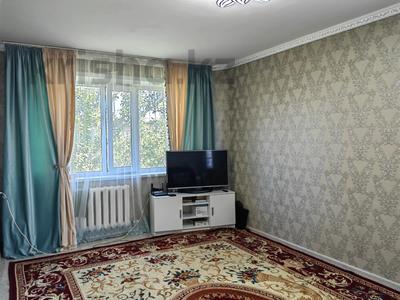 3-бөлмелі пәтер, 61 м², 5/5 қабат, Майкудук, Майкудук, 15й микрорайон 9, бағасы: 11.9 млн 〒 в Караганде, Алихана Бокейханова р-н