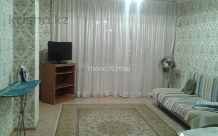 2-бөлмелі пәтер, 50 м², 8/16 қабат тәулігіне, Торайгырова 3/1 — Сейфулина Республики, бағасы: 10 000 〒 в Астане, Сарыарка р-н — фото 3