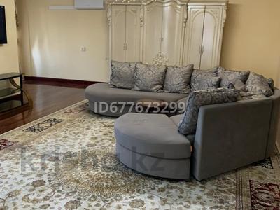 4-комнатная квартира · 200 м² · 5/6 этаж, Скаткова 108 — Муратбаева за 60 000 ₸ в 