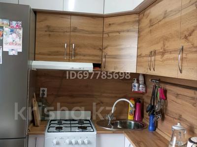 3-комнатная квартира · 54 м² · 4/5 этаж, Майкудук, Майкудук, 15й микрорайон 27 за 15.5 млн 〒 в Караганде, Алихана Бокейханова р-н