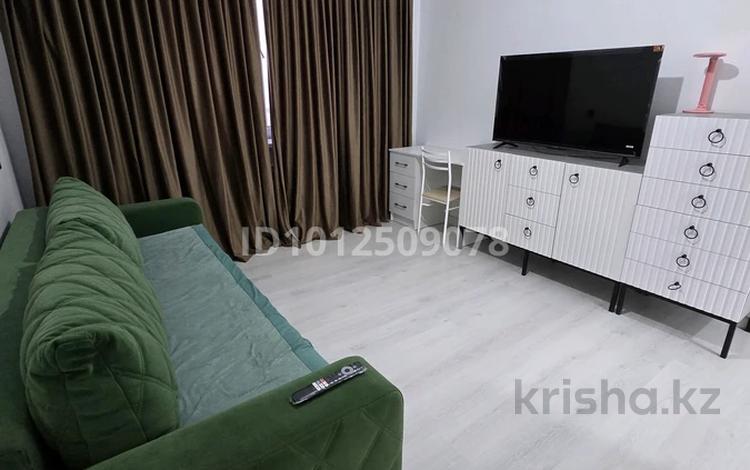 2-бөлмелі пәтер · 65 м² · 1/10 қабат, мкр Центральный, Абая 26, 26/1, 26/2, 26/3, бағасы: 35 млн ₸ в Атырау — фото 2