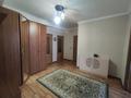 2-комнатная квартира, 70 м², 1/5 этаж помесячно, Курмангазы 5 за 250 000 〒 в Атырау, мкр Авангард-3 — фото 7