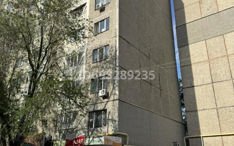 3-комнатная квартира, 75.5 м², 7/9 этаж, мкр Аксай-5 16 за 50 млн 〒 в Алматы, Ауэзовский р-н — фото 2