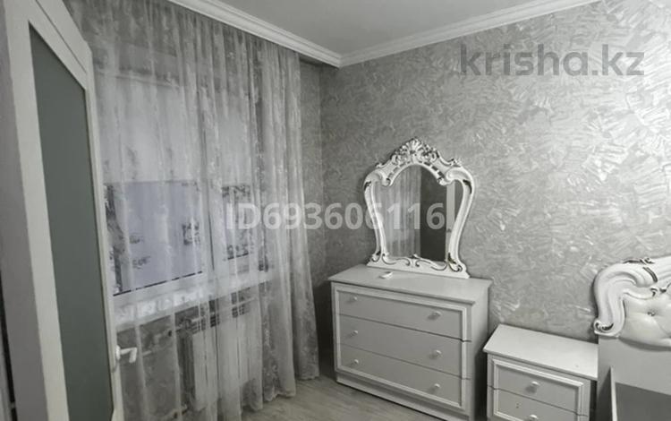 3-комнатная квартира, 57 м², 2/5 этаж помесячно, Нуркен абдирова 6 за 230 000 〒 в Караганде — фото 2