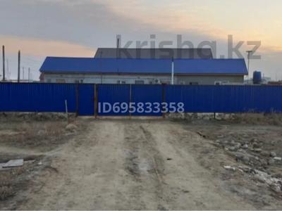Продажа домов и дачи в Атырауской обл.: Отдельный дом · 3 комнаты · 83 м² · 8 сот., пгт Балыкши, Мерейлі за 15 млн 〒 Отдельный дом · 3 комнаты · 83 м² · 8 сот., пгт Балыкши, Мерейлі за 15 млн 〒 в Атырау
