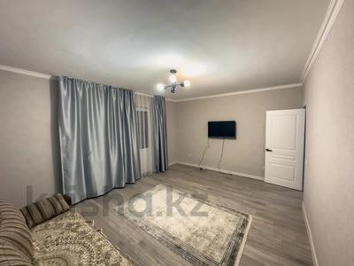 2-бөлмелі пәтер, 70 м², 1/9 қабат тәулік бойы, мкр Таугуль-2 37 — Навои Черепанова, бағасы: 350 000 〒 в Алматы, Ауэзовский р-н