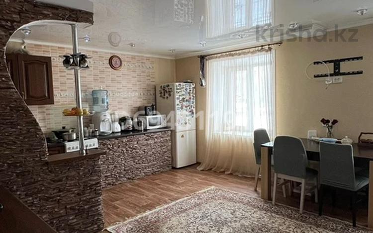 3-комнатная квартира, 85 м², 1/9 этаж, 7 мкр 15 за 19.5 млн 〒 в Степногорске — фото 2