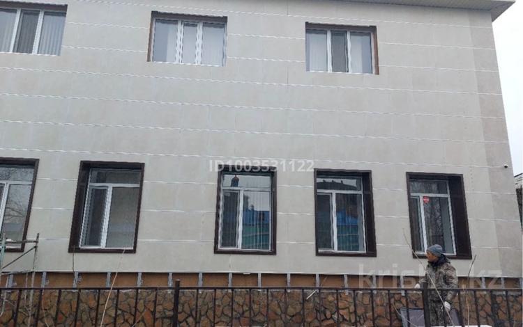 Офисы, салоны красоты, образование, кабинеты и рабочие места · 900 м² за 235 млн 〒 в Семее — фото 2