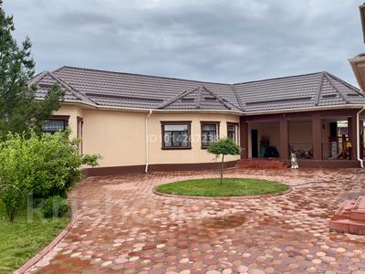 Отдельный дом · 2 комнаты · 120 м² · 8 сот., мкр Самал-2 — ул. Аргынбекова - ул. Казиева за 400 000 ₸ в Шымкенте, Абайский р-н