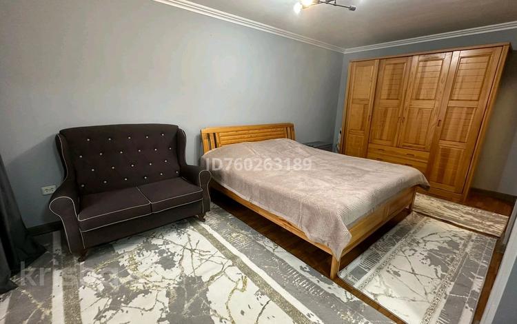 1-комнатная квартира · 35 м² · 2/3 этаж, Улбике акын — ДК Баласагун за 10 000 ₸ в Таразе — фото 2