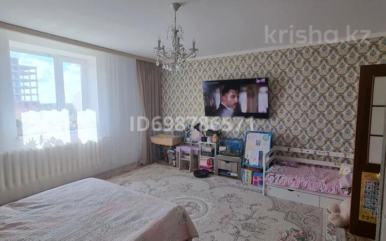 2-комнатная квартира · 70 м² · 5/5 этаж, 10 мик 28 за 26 млн 〒 в Аксае — фото 2